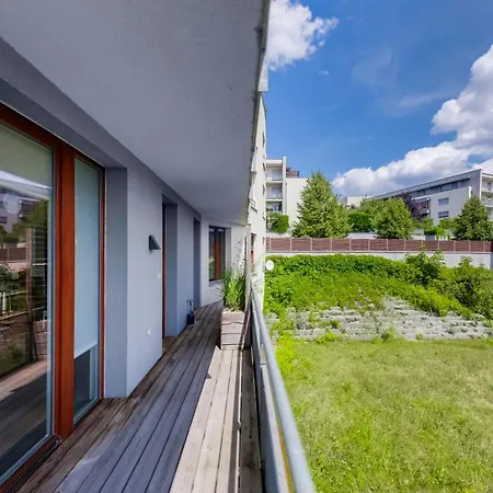 Apartamento Moderní S Terasou, 2 Ložnice, Parkování V Ceně, Blízko Metra, 15 Min Do Centra Praga