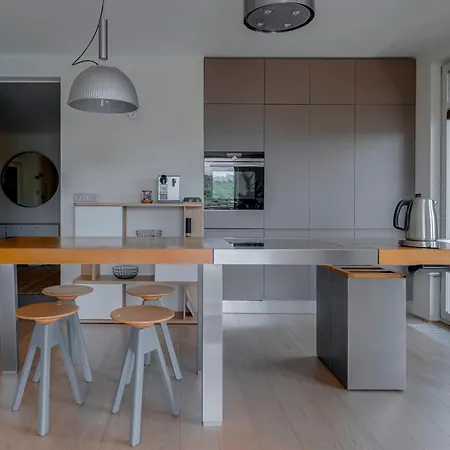 Apartamento Moderní S Terasou, 2 Ložnice, Parkování V Ceně, Blízko Metra, 15 Min Do Centra