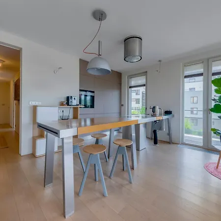 Apartment Moderni S Terasou, 2 Loznice, Parkovani V Cene, Blizko Metra, 15 Min Do Centra Prague